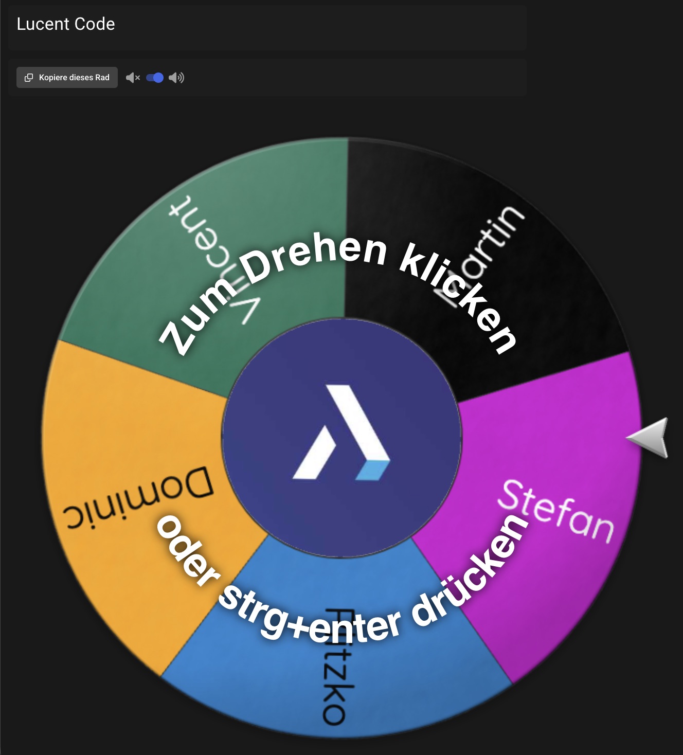 Screenshot eines digitalen Glücksrads mit der Aufschrift ‚Lucent Code'. Das Rad zeigt fünf Segmente in verschiedenen Farben mit den Namen: Martin (schwarz), Stefan (pink/magenta), Fitzko (blau), Dominic (orange) und Vincent (grün). In der Mitte das Atlassian-Logo. Anweisung: ‚Zum Drehen klicken oder strg+enter drücken'.